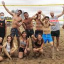 Practicar voleibol en la barceloneta