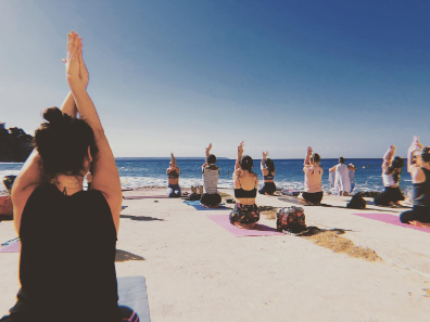 Actividad con Yoga, aptitud física, meditación, turismo, viajes, vacaciones, ocio, deporte de contacto