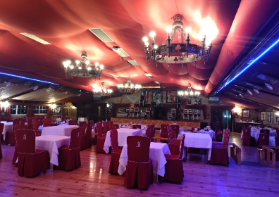 Actividad con Salón de actos, restaurante, iluminación, edificio, evento, banquete, club nocturno, fiesta, salón de baile, diseño de interiores