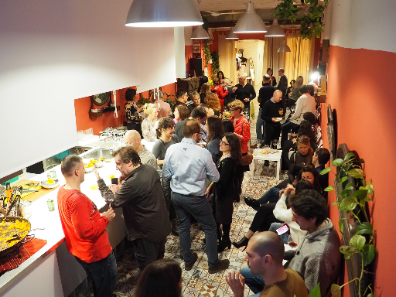 Actividad con Evento, Comunidad, Multitud, Sala, Diseño de interiores, Arte