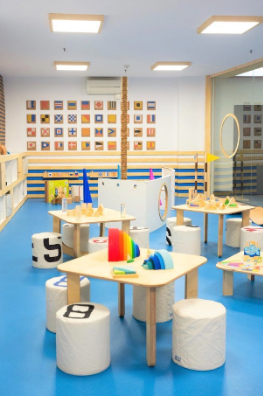 Actividad con Habitación, Edificio, Muebles, Diseño de interiores, Aula, Jardín de infantes, Estante, Mesa, Escuela, Aprendizaje
