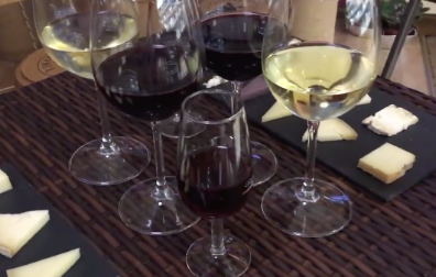Actividad con Copa de vino, Stemware, Vidrio, Drinkware, Copas de champán, Bebida, Vajilla, Vino, Restaurante, Bebida alcohólica
