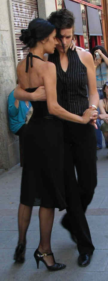 Vestido plan Actividad con Vestido, Ropa, Hombro, Moda, Pierna, Vestidito negro, Brazo, Articulación, Calzado, Vestido de cóctel