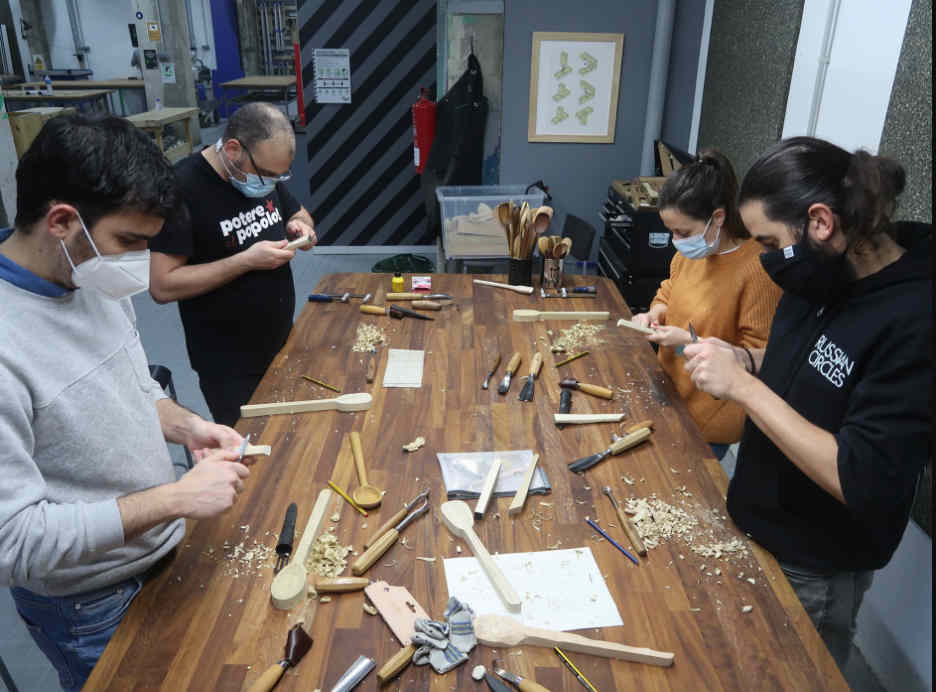 Actividad con Planta de interior, Suéter de, Marco de imagen, Tabla, Silla, Herramienta, Barniz, Utensilio de cocina, Cortina, Escritorio