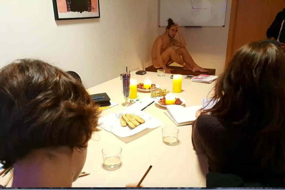 Actividad con Cabello, Cabeza, Iluminación, Peinado, Amarillo, Mesa, Vasos, Vajilla, Vidrio, Diseño de interiores