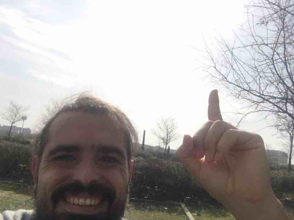 Actividad con Cielo, Piel, Sonrisa, Planta, Barba, Nube, Árbol, Gesto, Gente en la naturaleza, Pulgar