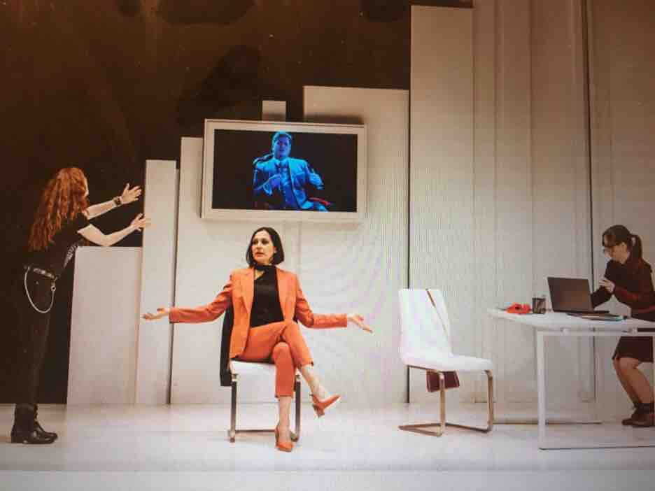 Actividad con Mobiliario, Ordenador portátil, Diseño de interiores, Mesa, Programa de televisión, Confort, Entretenimiento, Artes escénicas, Diseño de moda, Diversión