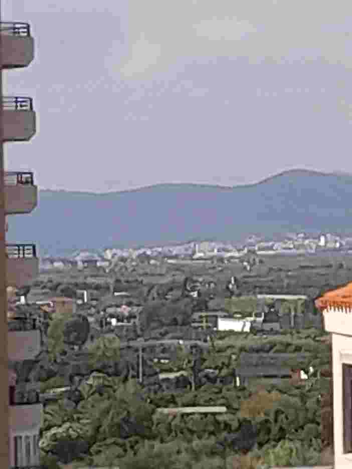 Actividad con Paisaje urbano, Montaña, Cielo, Edificio, Diseño urbano, Paisaje, Ciudad, Colina, Viajes, Estación de la colina