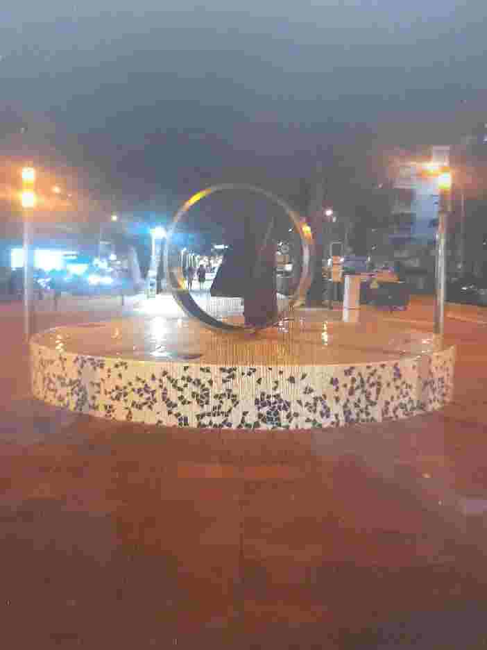 Actividad con Iluminación, Espacio público, Luz de calle, Fuente, Muchedumbre, Asfalto, Entretenimiento, Evento, Mundo, Suelos
